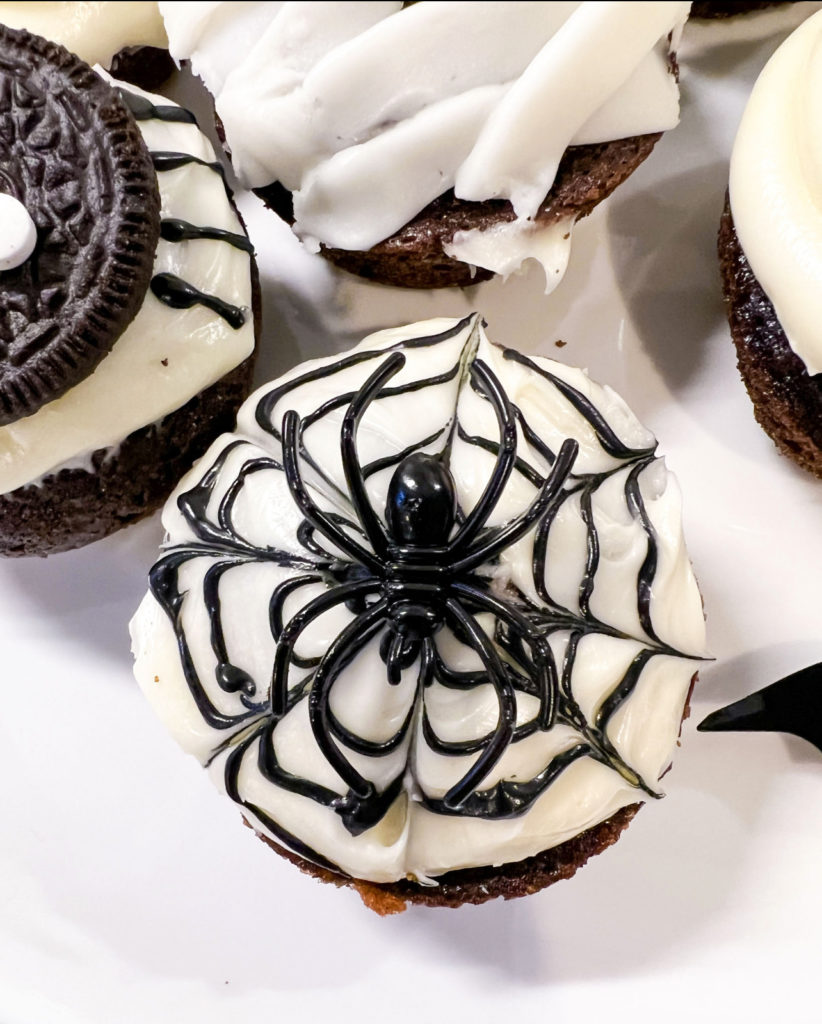 spiderweb-halloween-cupcakes